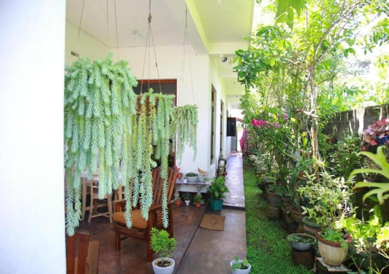 Apartamento Weerakoon Guest Hikkaduwa Exterior foto